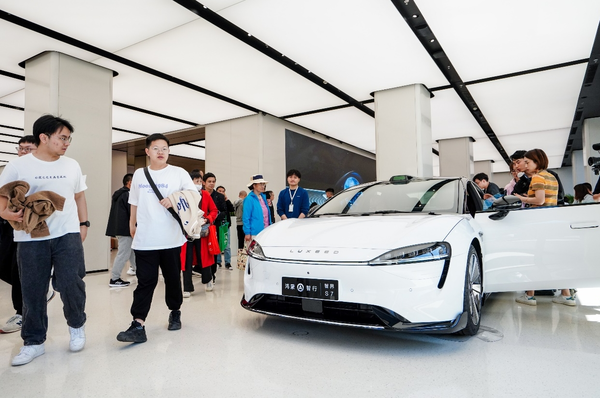 餘承東稱智界S7和(hé)Pura70一樣火 Pura70的(de)漂亮搭子有了(le) 餘承東稱智界S7和(hé)Pura70一樣火 Pura70的(de)漂亮搭子有了(le)