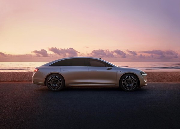 智慧時(shí)代豪華汽車該有的(de)樣子！華爲享界S9亮相北(běi)京車展