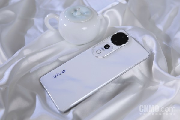 vivo S19 Pro:東方美(měi)學設計與全焦段人(rén)像的(de)集大(dà)成者 vivo S19 Pro:東方美(měi)學設計與全焦段人(rén)像的(de)集大(dà)成者