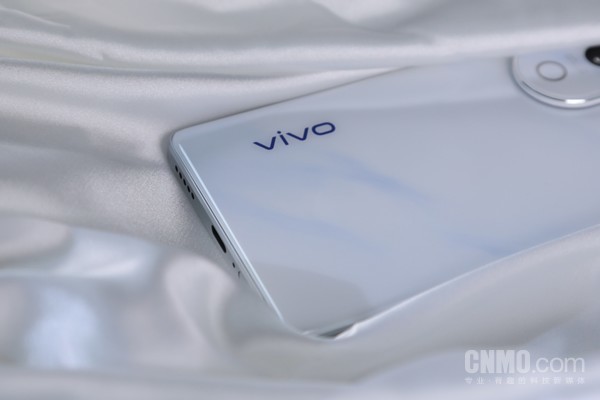 vivo S19 Pro:東方美(měi)學設計與全焦段人(rén)像的(de)集大(dà)成者 vivo S19 Pro:東方美(měi)學設計與全焦段人(rén)像的(de)集大(dà)成者