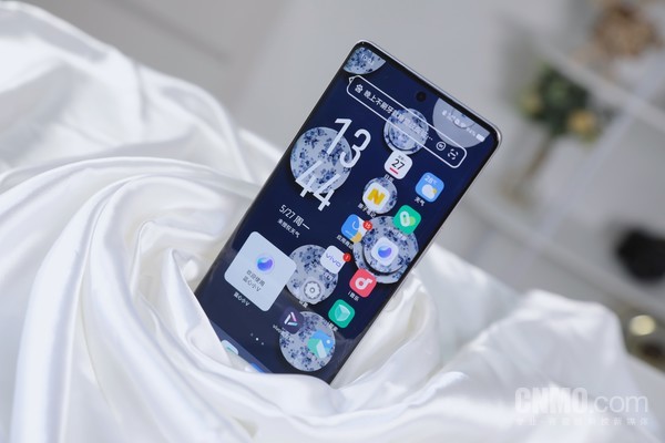 vivo S19 Pro:東方美(měi)學設計與全焦段人(rén)像的(de)集大(dà)成者 vivo S19 Pro:東方美(měi)學設計與全焦段人(rén)像的(de)集大(dà)成者
